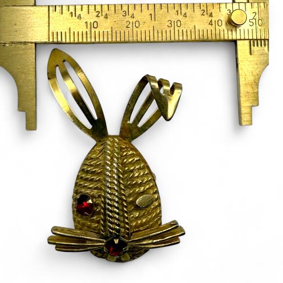 Vintage Sarah Coventry Winking Rabbit Bunny Brooch Pin Red Rhinestone Eye Signed - Picture 3 of 10